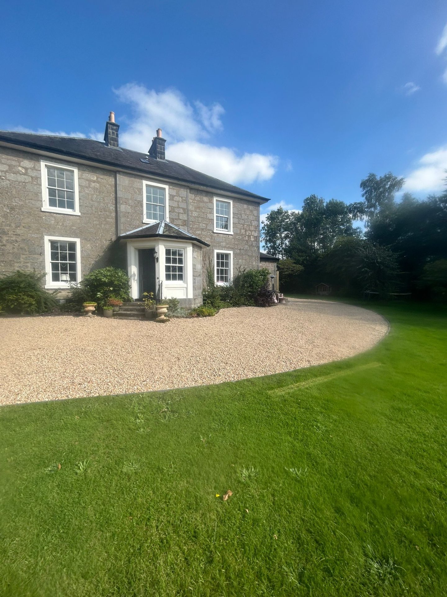 Period property gravel driveway Edinburgh - traditional landscaping with decorative borders and period-appropriate design